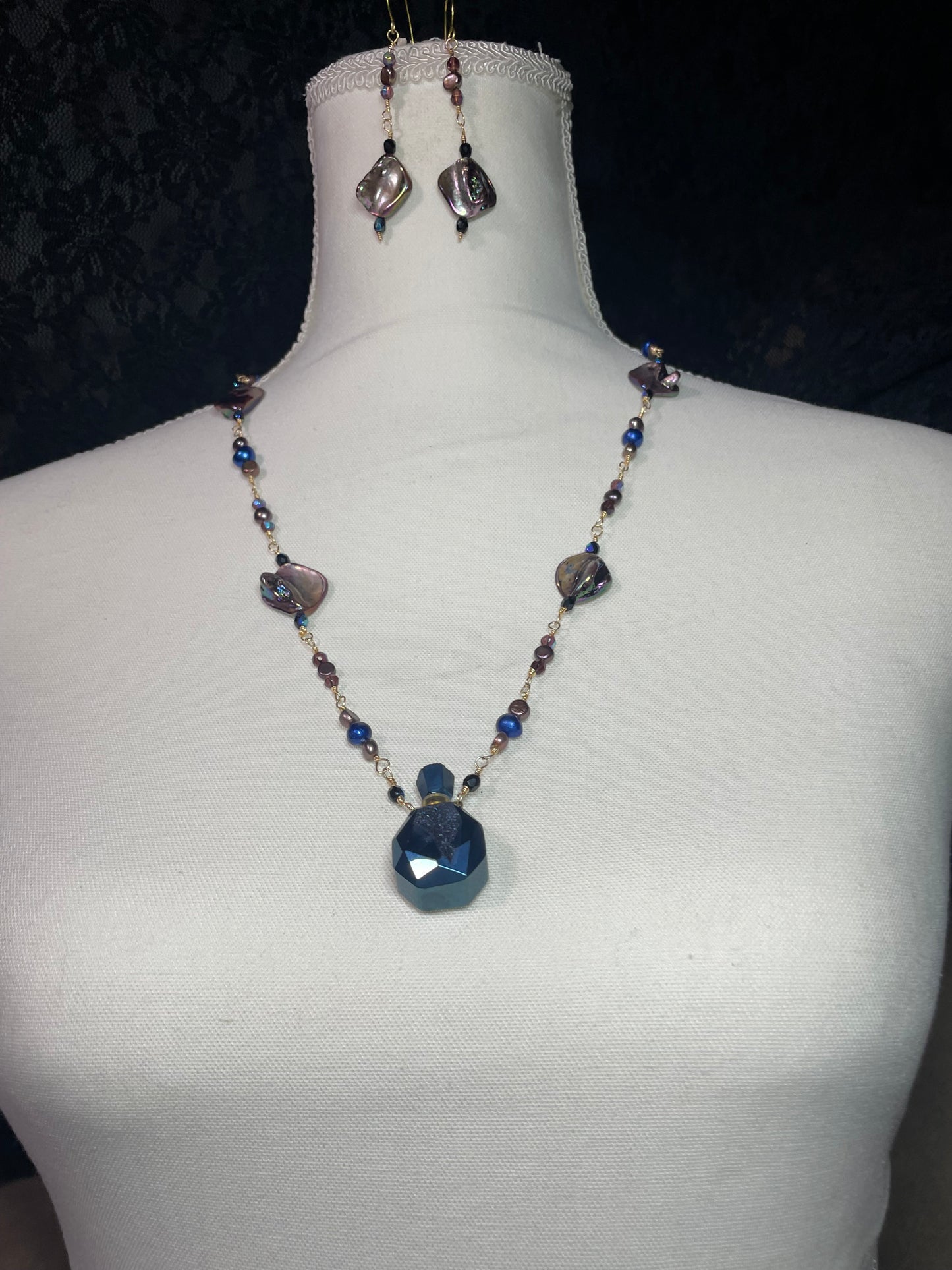 Dark and sparkly Geode mini bottle with lacquered shell and pearl links (earrings included)