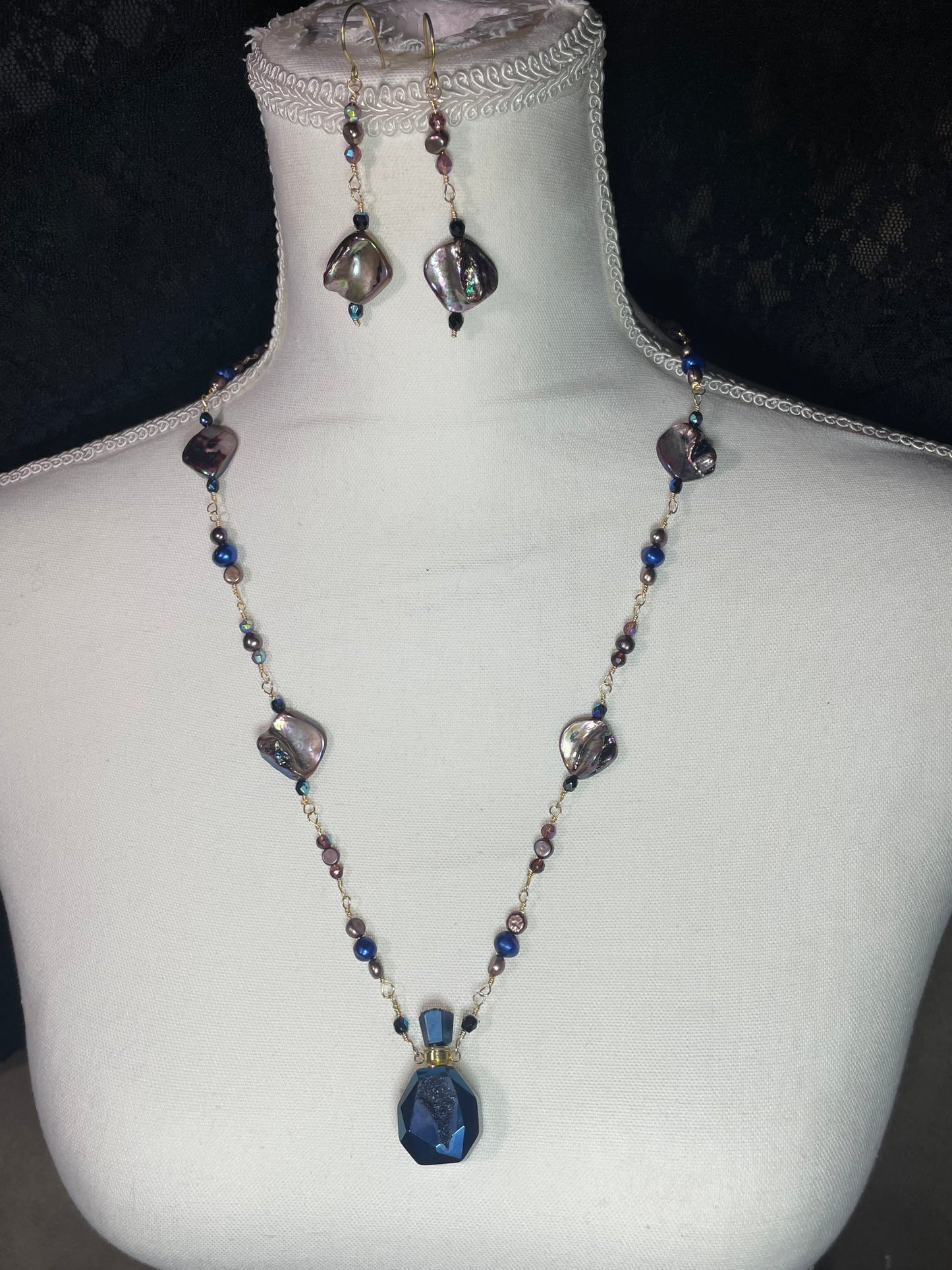 Dark and sparkly Geode mini bottle with lacquered shell and pearl links (earrings included)