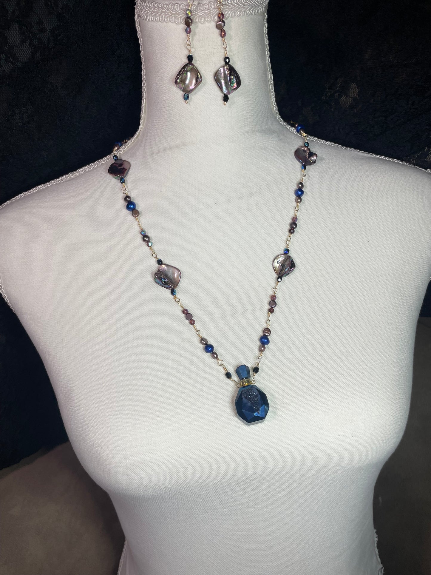 Dark and sparkly Geode mini bottle with lacquered shell and pearl links (earrings included)