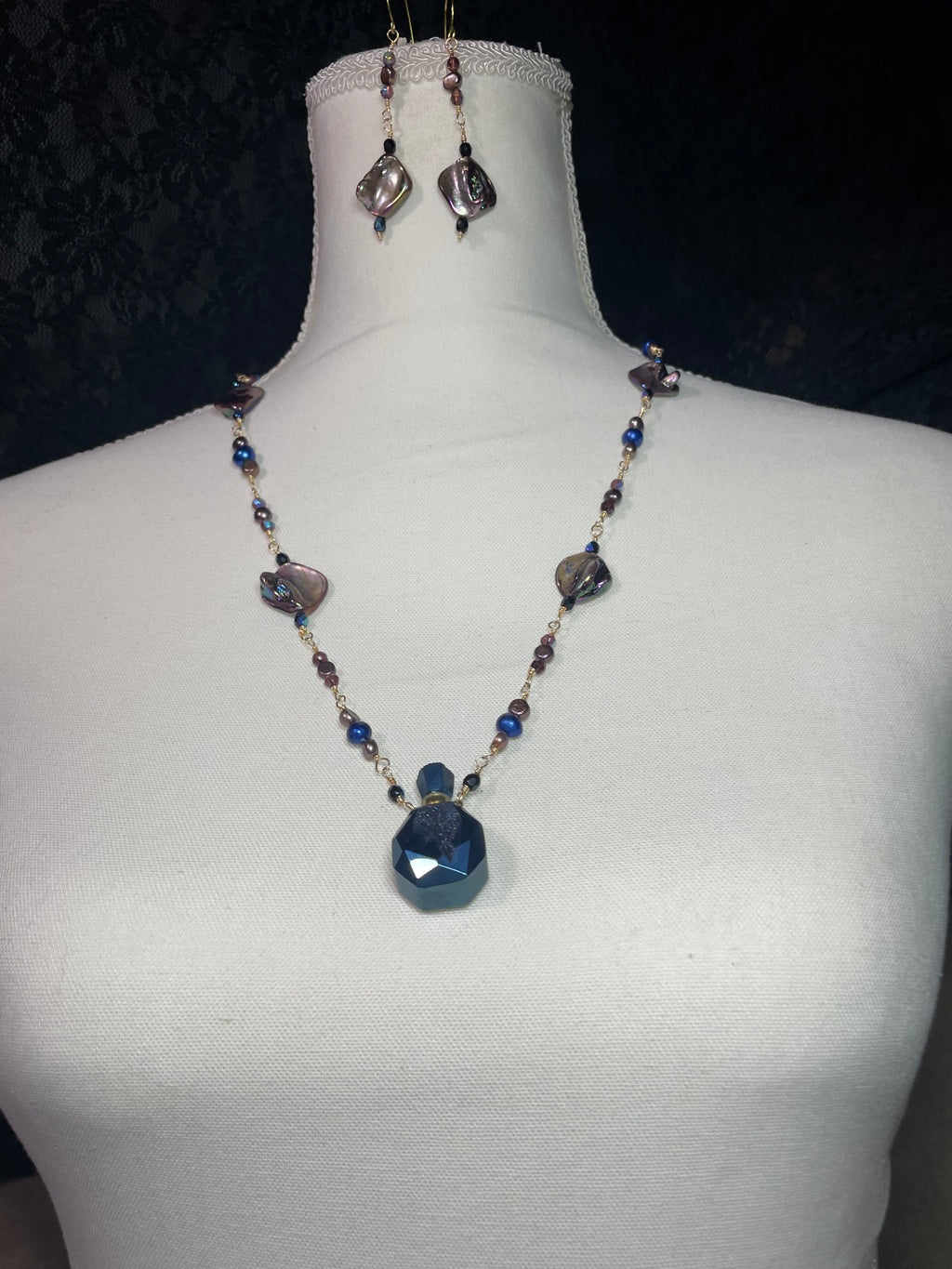 Dark and sparkly Geode mini bottle with lacquered shell and pearl links (earrings included)