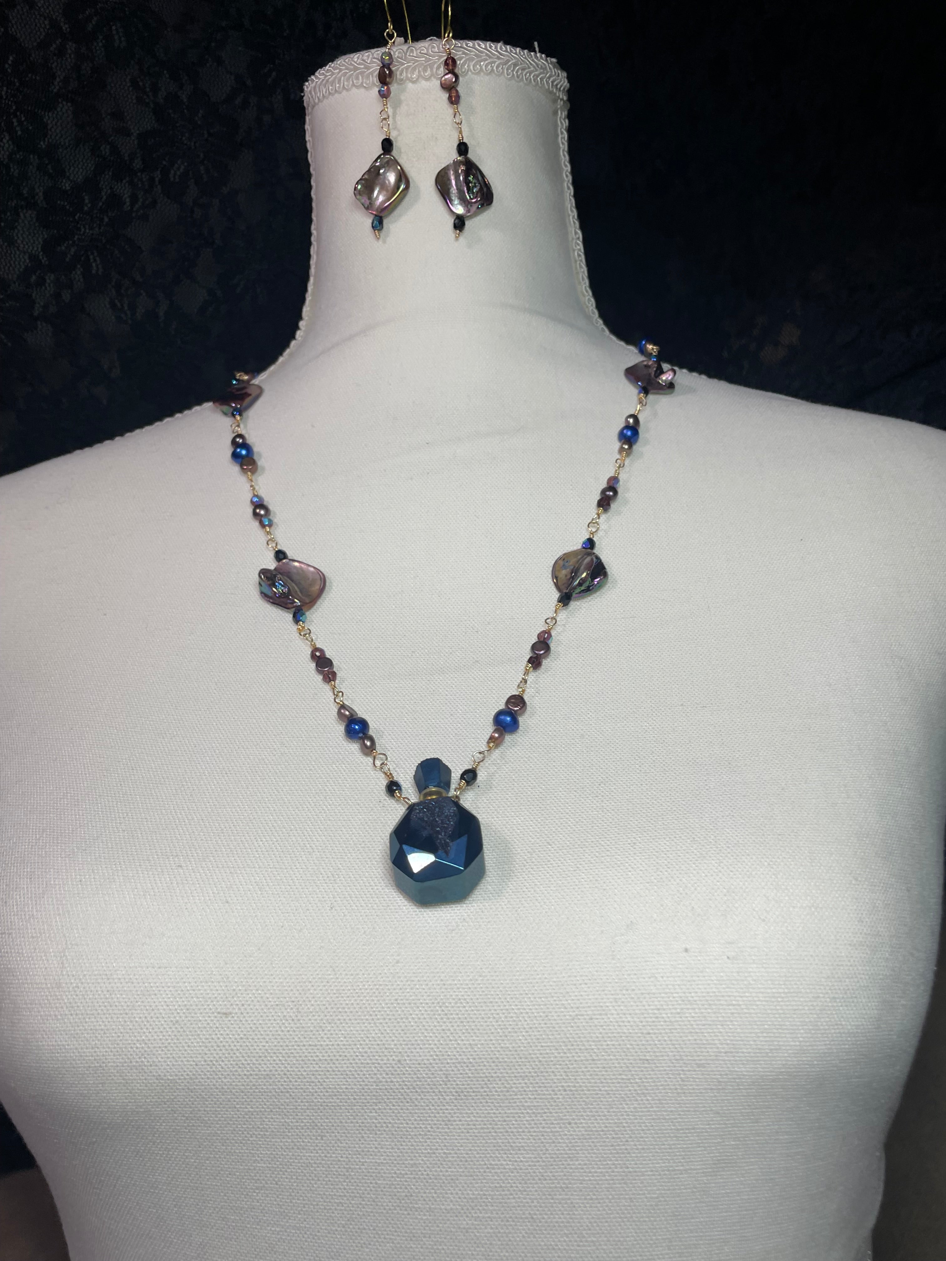 Dark and sparkly Geode mini bottle with lacquered shell and pearl links (earrings included)