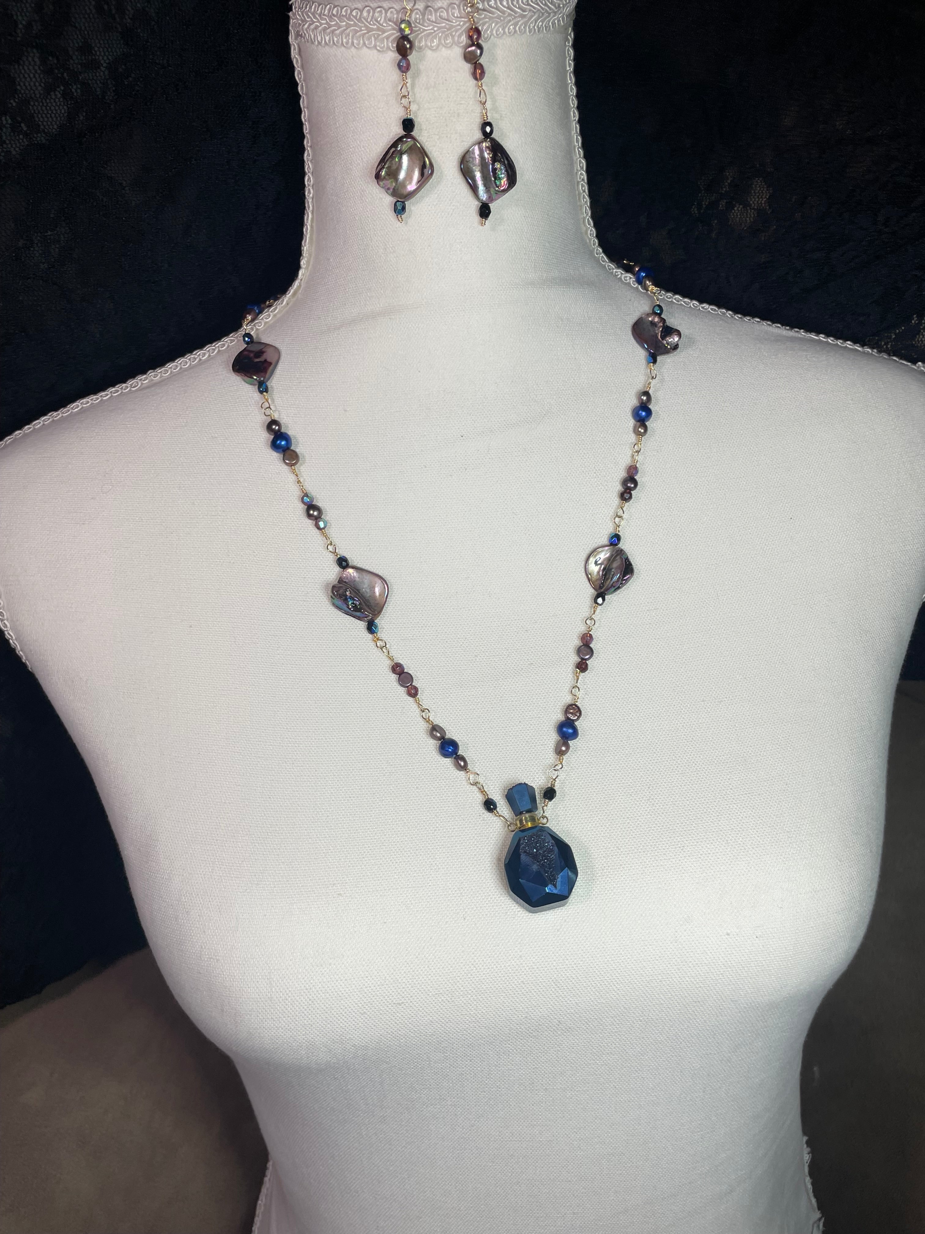 Dark and sparkly Geode mini bottle with lacquered shell and pearl links (earrings included)